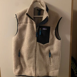 Patagonia väst - Säljer min patagonia väst i nyskick då det inte kommer till användning, storlek L men passar M
