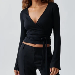 Wrap top gina tricot  - Snygg omlottopp från gina som aldrig kommit till använding så alltså helt ny!! Så fin men har andra likadana. 🫶🏻