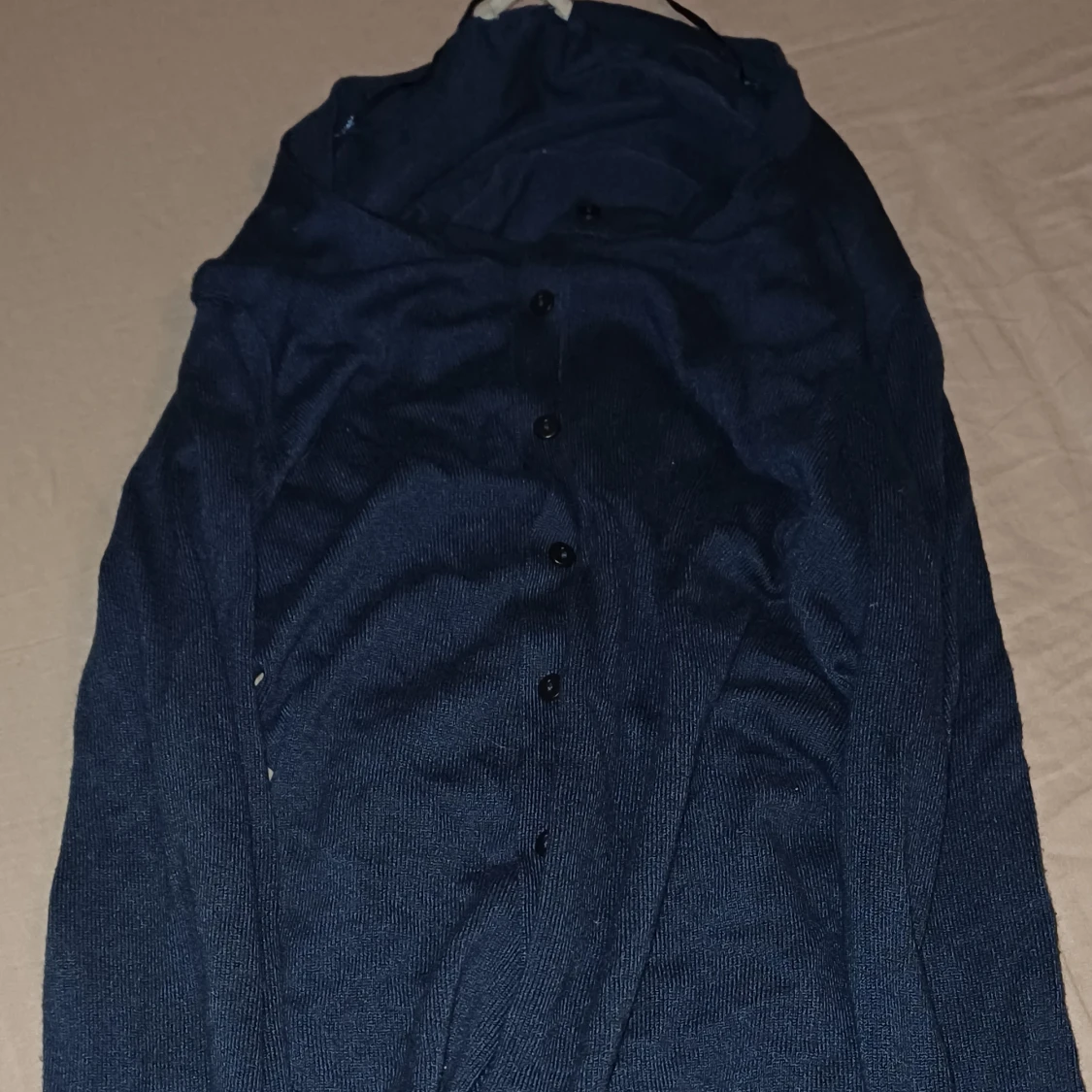 Mörkblå kofta med knappar