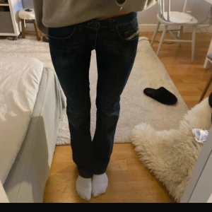 Mörkblå diesel bootcut jeans - Jättesnygga  mörkblå bootcut jeans från Diesel. De är lågmidjade och i väldigt bra skick! Storlek 36.