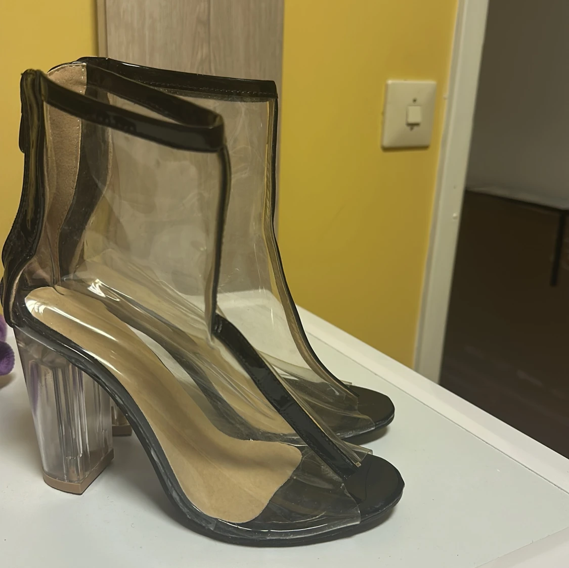 Transparenta klackskor med dragkedja