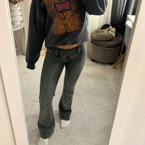 Randiga utsvängda lågmidjade jeans - Snygga randiga unika lågmidjade jeans  med så snygg tvätt som passar till allt❣️❣️blå/ grå färg