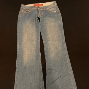 Blå jeans från Choose a Bend - Snygga blå lågmidjade bootcut jeans, storlek 38/M skriv för mått/prosförslag!💞