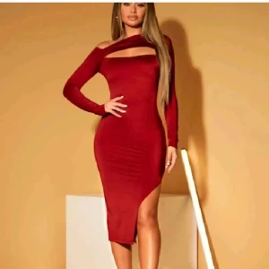 Klänning - Helt ny klänning från Shein (prislappen kvar), slutsåld på hemsidan. Säljer då jag beställde fel storlek. Den har slits vid benet och öppning ovanför brösten. Sitter superfint på!