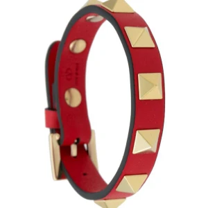 Rött valentino armband med nitar -  rött valentino armband med guldiga nitar.