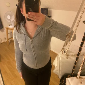 Juicy Couture kofta/hoddie - Grå Juicy Couture kofta/hoddie med två fickor framtill & en dragkedja🩶Använd fåtal gånger med inga tecken på användning! Köptes för 1000kr, men säljer för 550kr.