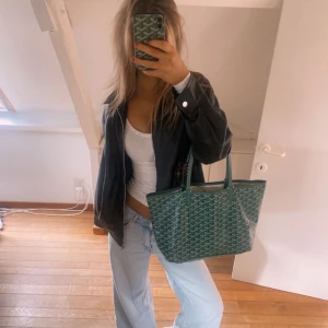 Grön mönstrad väska - Säljer denna splitter nya handväskan + plånboken. Skriv vid inteesse eller frågor❤️ 