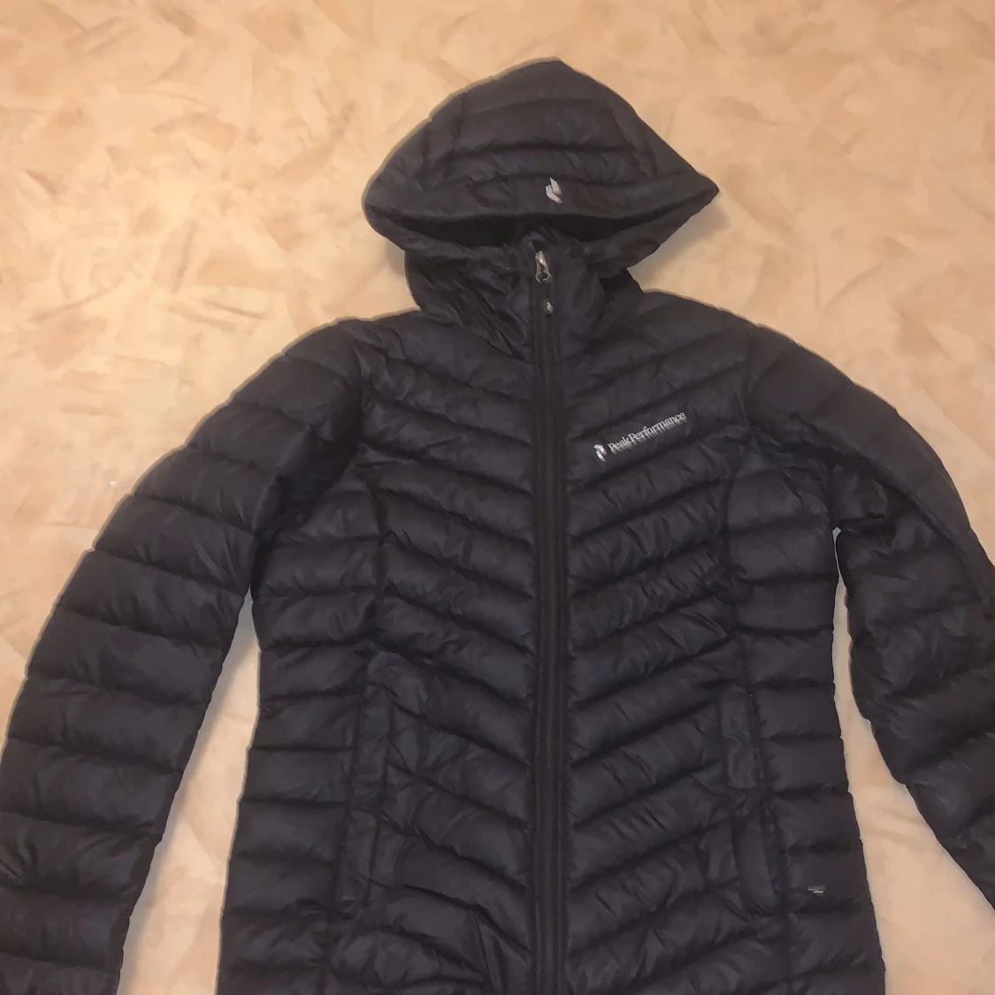 Svart dunjacka från Peak Performance - 90