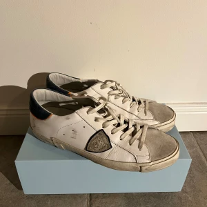 Philippe Model - Säljer dessa feta skor från Philippe Model. Använda endast två gånger och därmed skick 9,5/10🔥Storlek 44. Og pris ca 3500 mitt pris 1499✅ Box ingår självklart! Hör av er vid eventuella frågor