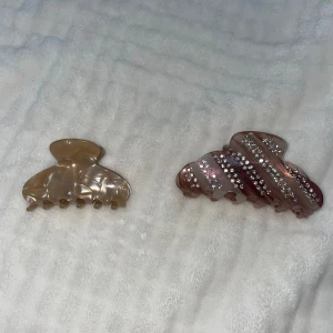 oanvända hårklämmor! - Säljer dessa två fina hårklämmor då de aldrig kommit till användning tidigare. Kan sälja båda två samtidigt och även för styck! Kom privat för frågor. Säljer för 60-70 kr STYCK