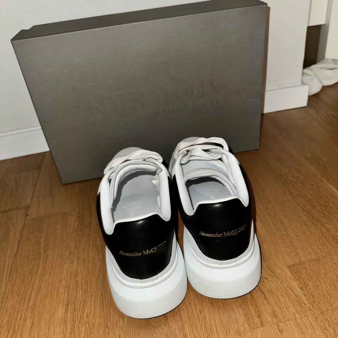 Vita sneakers från Alexander McQueen - 90