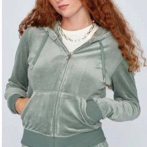 Juicy couture hoddie - Snygg juicy couture hoddie som jag köpt för en år sen men sparsamt använt. Storlek xxs och färgen Chinois green. Vid mer frågor dm,byxor går även att köpa med om de önskas.