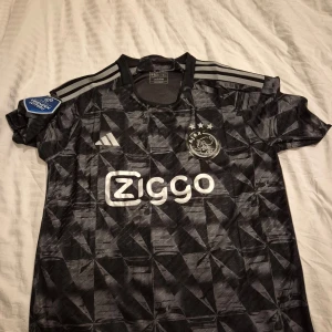 Ajax tröja i L - Oanvänd