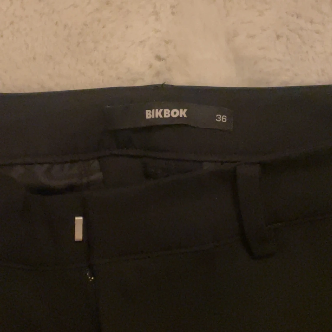 Svarta byxor från BikBok - 91