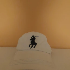 Polo Ralph Lauren Keps - Polo Ralph Lauren Keps. Använd flera gånger, skrynklig men det är lätt att fiksa. Den är äkta.