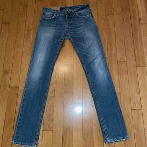 Dondup Jeans - Blåa Dondup jeans i storlek 31. Lagning vid öppningen syns på bild 5