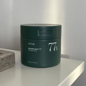 Anua Clear Pad - Anua HeartLeaf 77% Toner Pad (70EA). Oanvänd helt ny och 100% äkta har bevis. pads berikade med 77% heartleaf-extrakt för att lugna och rengöra huden effektivt. Perfekt för daglig användning för en fräsch och klar hy. Min vän hämtade produkter från Korea till mig för billigare pris och jag säljer de för billigare pris än Sveriges, Ordpris 350-400kr. Vid fler frågor kontakta mig💕