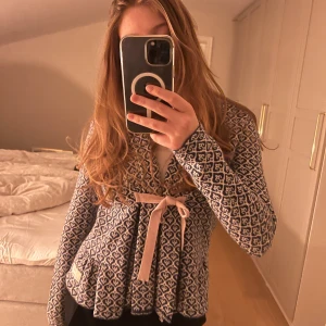 Odd Molly kofta - Säljer en snygg mönstrad kofta ifrån odd molly i blått och vitt. Jackan har ett fint hjärtmönster och knytband i rosa. Är i storlek 1 passar mig s/m