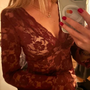 Vinröd spets topp  - Säljer denna jätte fina vinröda spets toppen från Gina Tricot eftersom den inte kommit till användning så mycket på sistone❤️ storlek M men skulle säga att den är mer åt S. Köpt för cirka 300kr.