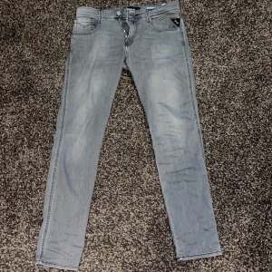 Grå jeans från Replay - Snygga grå jeans från Replay i modellen Anbass. De har en slim fit passform och klassisk femficksdesign. Perfekta för en stilren look. Använt 1 gång. W30 L32