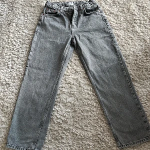 Grå jeans från Grunt - Säljer ett par grå jeans från Grunt. De har en klassisk femficksdesign och en rak passform. Perfekta för en avslappnad stil.
