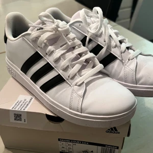 Vita sneakers från Adidas - Snygga vita addidas skor. Heeelt oanvända