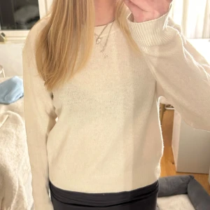 Vit stickad tröja - Säljer en stilren vit stickad tröja med långa ärmar. Perfekt för kyligare dagar och lätt att matcha med olika outfits. Storlek XL men liten i storleken så den passar mig perfekt som vanligtvis bär S/M💕. Smutsvit färg!