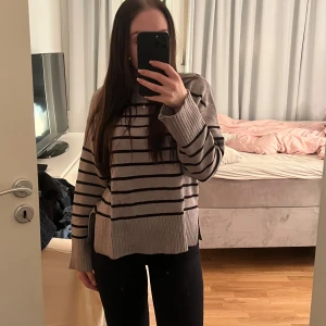 Beige och svart randig tröja - Säljer en mysig beige tröja med svarta ränder.