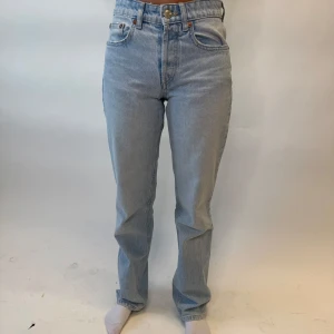 Ljusblå jeans - Snygga ljusblå jeans med mid waist och klassisk femficksdesign. De har en straight passform och stängs med dragkedja och knapp. Perfekta för en avslappnad stil. och som referens är modellen 164cm lång. 