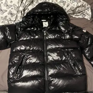 Svart Moncler Maya jacka jag köpte här på plick men den va förstor för mig. De e M men skulle säga att den passar mer en L. Jag har endast testat den! Priset är ej hugget i sten