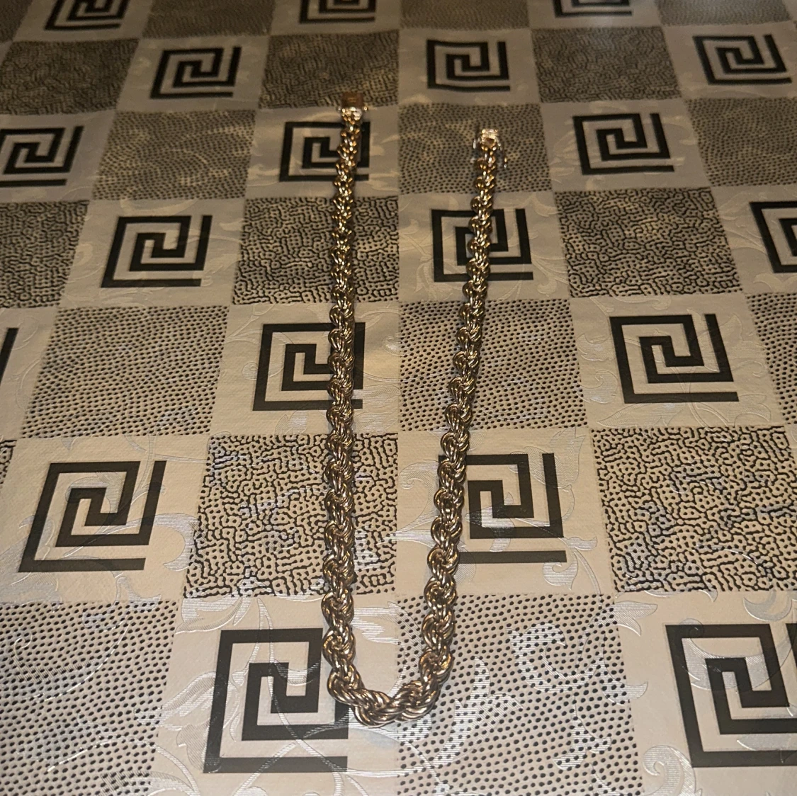 Guldfärgat halsband