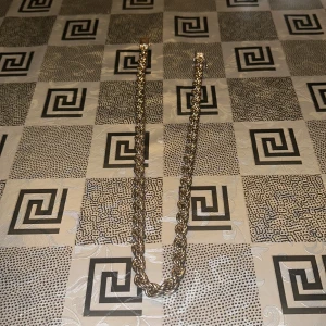 Guldfärgat halsband - Elegant guldfärgat halsband med en klassisk kedjedesign. Perfekt för att lägga till en touch av stil till din outfit.