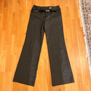 Gråa kostymbyxor - Kostymbyxor medföljande bälte 