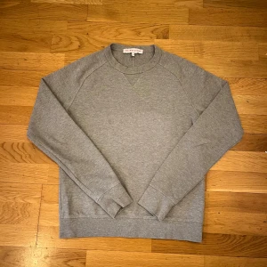 Orlebar Brown tröja - Säljer en stilren grå sweatshirt från det exklusiva brittiska märket Orlebar Brown. Tröjan har en klassisk rund halsringning och långa ärmar. Ofta kostar liknande Orlebar Brown tröjor runt 2000kr.  Mitt pris 249