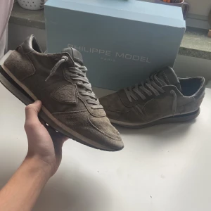 Philipe model trpx skor  - Tja, säljer dessa riktigt snygga skorna som passar perfekt nu till vintern | Märke: Philipe modell | Storlek: 41 (passar 42) | Skick: 8/10 har ett litet lagat hål läbgst fram på högerskorn (de bild 2) | Medföljer: Box | För frågor är det bara att skriva | Pris är diskuterbart |