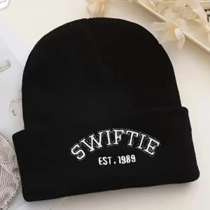 Svart mössa "Swiftie"! - Snygg svart mössa med texten 'SWIFTIE EST. 1989' broderad framtill. Perfekt för fans som vill hålla sig varma och stiliga under kyliga dagar.