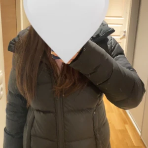 Svart dunjacka från Everest - Säljer en svart dunjacka från Everest i storlek 36 (nypris 2499kr), perfekt för kalla dagar. Jackan har en dragkedja framtill och en mysig huva. Den är vadderad för extra värme och komfort. Ett måste för vintern! ❄️Den är dock lite trasig inne i början av armen men det syns inte 💕💕 Köpt från Plick och säljer den då jag inte tyckte den passade mig! 