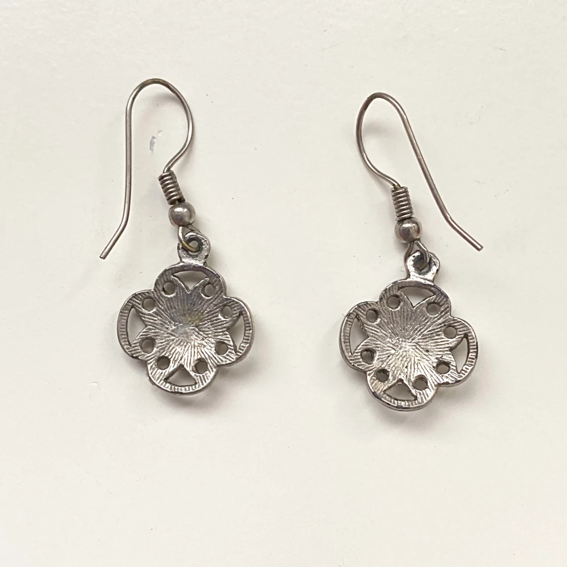 Silverfärgade örhängen med blommönster - 90