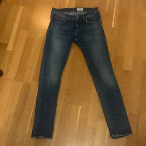 Blå jeans från Tiger of Sweden - Riktigt snygga jeans från tiger of sweden med Slim passform. Skick 9/10 . Storlek 29/30.     Pris 440 men går att diskuteras.