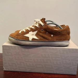 Golden goose superstar - Säljer dessa Golden goose i riktigt unik och fet färg. Skicket skulle jag säga är 7/10 ungefär. Storlek 42. Väldigt mycket kvar att ge. Box och äkthetsbevis ingår. Endast 1999kr🧡 skriv vid frågor och intresse