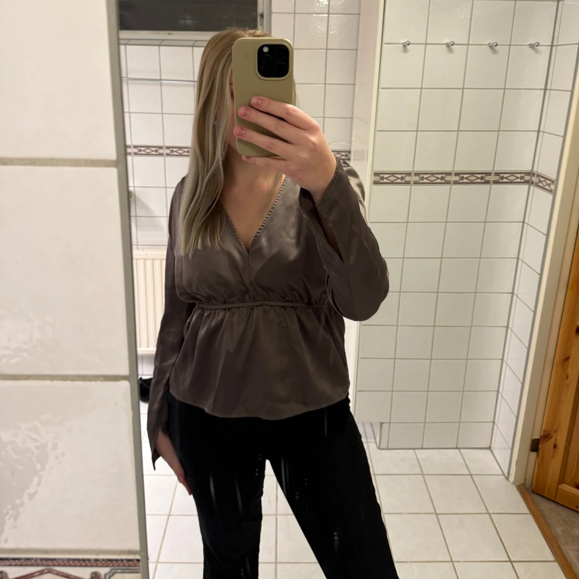 Brun blus med v-ringning