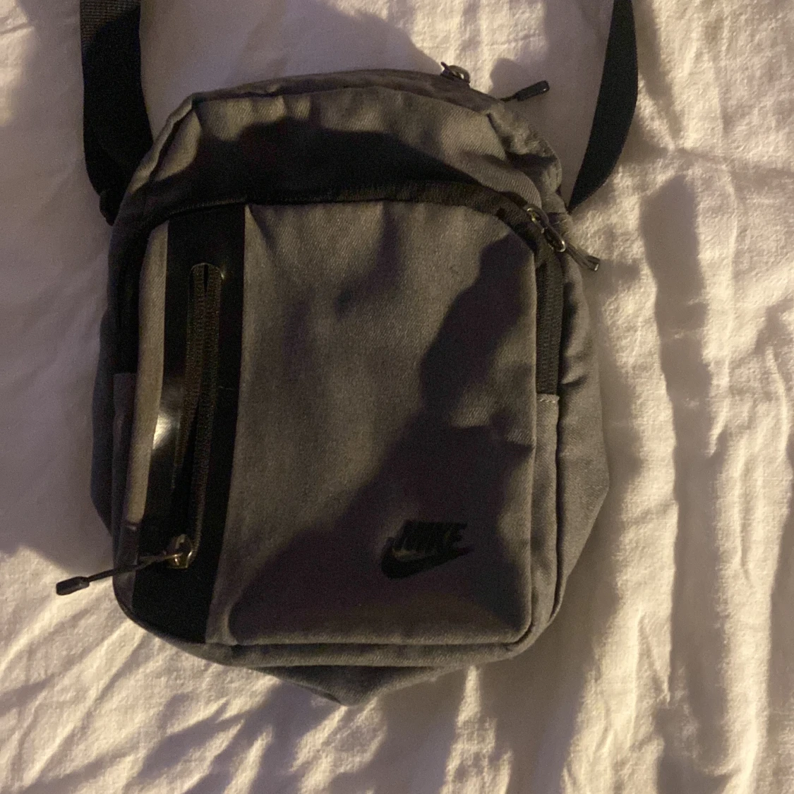 Grå axelväska från Nike - 90