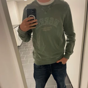 Grön sweatshirt från Morris - Snygg grön sweatshirt från Morris i storlek M! Jag är 178 cm på bilden och den passar mig perfekt.