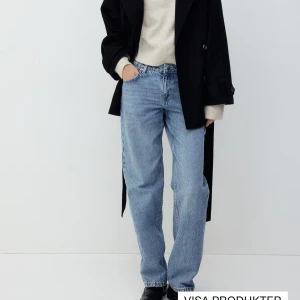 Blå jeans med rak passform - Säljer dessa raka blå jeans i storlek 36. Dom är väldigt populära och nästan alltid slutsålda på hemsidan. Använda ett fåtal gånger men inga tecken på användning. Säljer pågrund av för långa för mig som är 168. Pris kan diskuteras💞