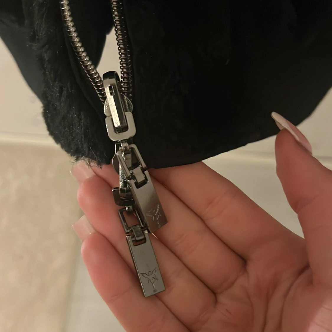 Svart pälsjacka med dragkedja - 90