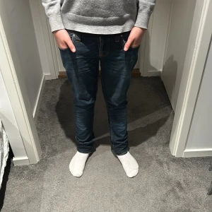 Nudie jeans - Tja säljer ett par nudie jeans. De är Super slim Kim och är storlek 27/34