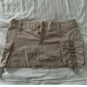 Cargo kjol från Pull n Bear - Helt ny mini kjol från pull & bear i Cargo material. 