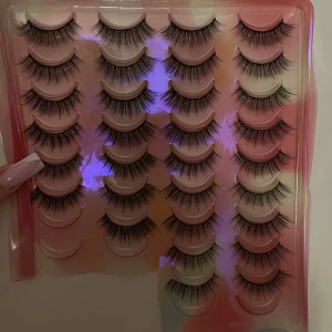 Set med lösögonfransar - 15st +1 set med lösögonfransar. Perfekta för att ge en fyllig och glamorös look. Fransarna är täta och långa, vilket gör dom perfekta för daglig användning. Testade men var inte för mig. Pris går alltid att diskuteras💗