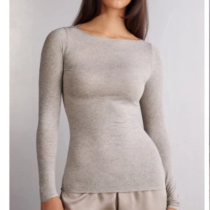 Beige intimissimi topp - Säljer min beige intmissimi topp då den tyvärr aldrig kommer till användning☺️skriv vid mer frågor 💗