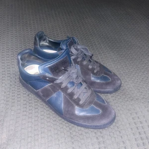 Maison margiela gats - Skorna är använda skick 7/10 det ända som som är slitet med skorna är inne sulan och inner hälen på skorna.